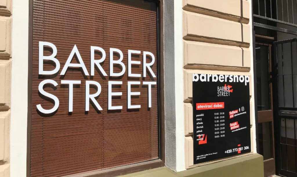 Jak navrhnout polep výlohy pro kadeřnictví, barber nebo beauty salon, který přivádí zákazníky
