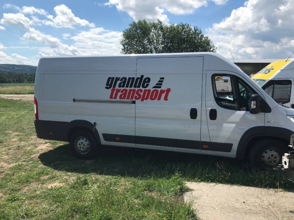 Polep auta čitelný za jízdy: jak ho správně navrhnout
