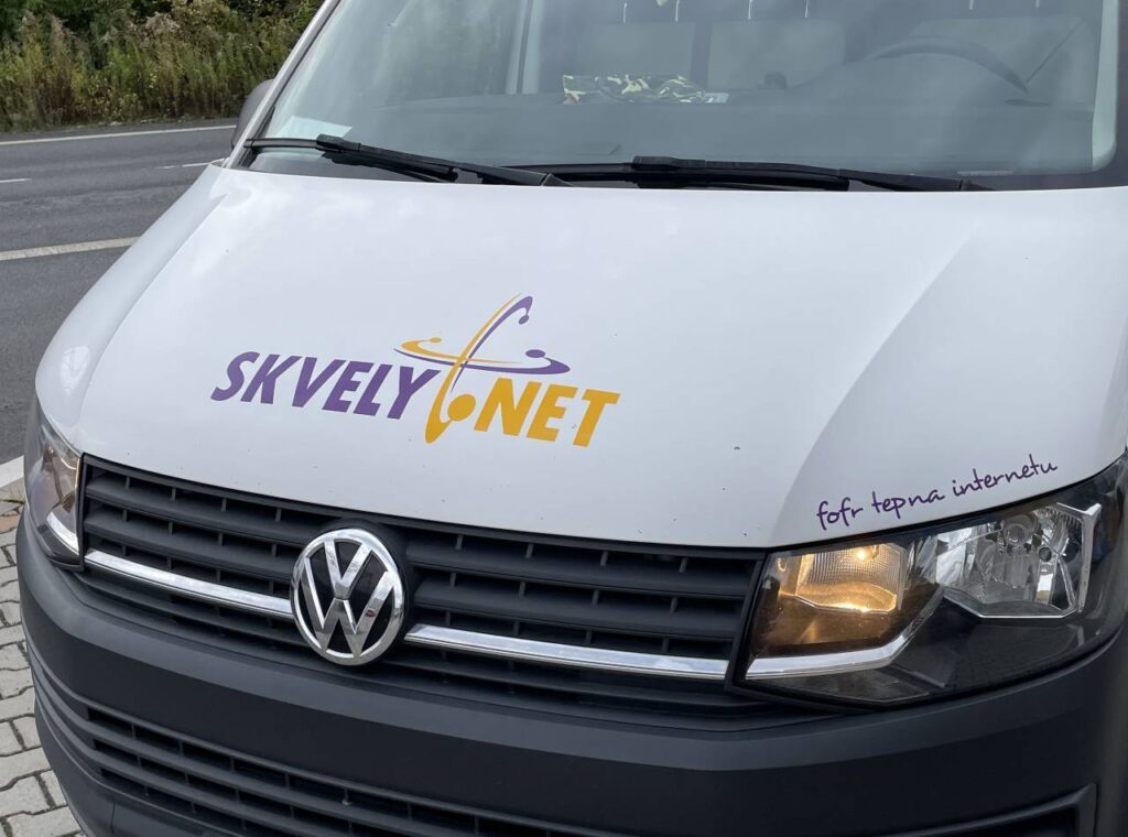 Jak připravit logo pro polep auta, aby bylo čitelné z dálky